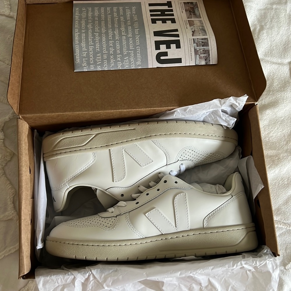 VEJA V-10 Leather Extra-White Sneakers